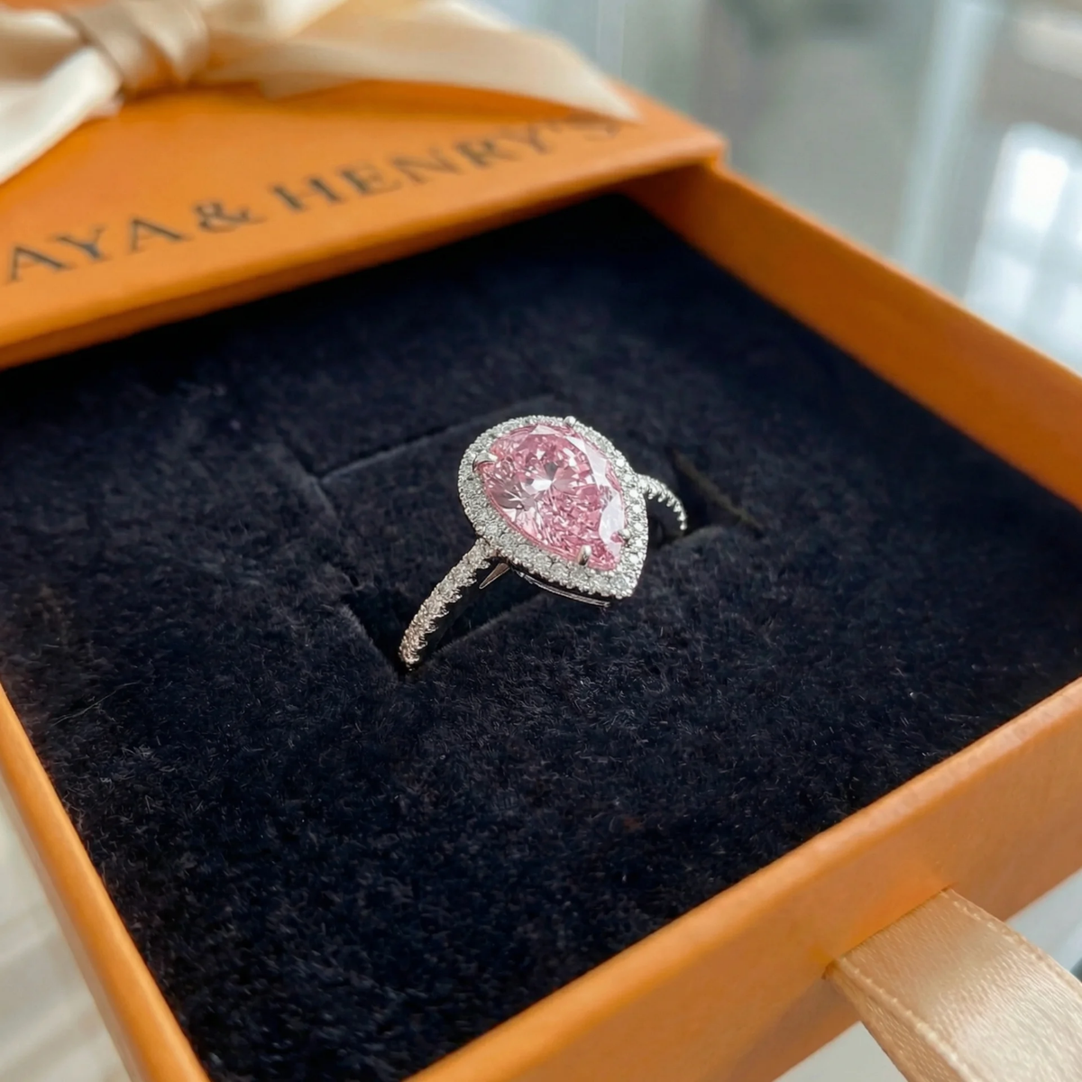 Tropfenförmiger Ring mit rosa Saphir | Weißgold